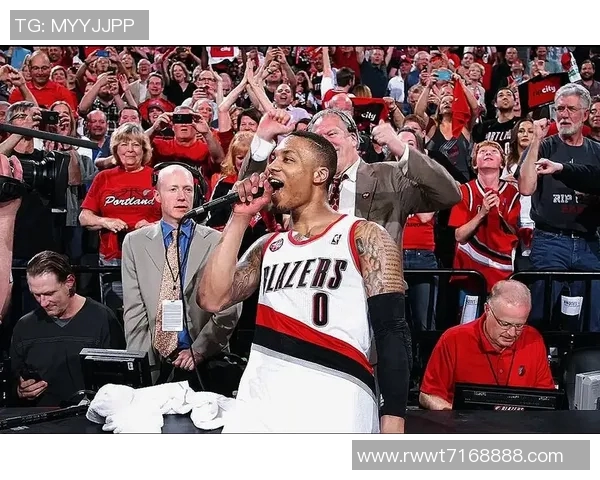 开拓者大将利拉德喜迎生日，球队集体祝福表情包萌翻粉丝